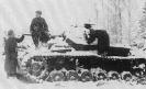Бойцы 8-ой гвардейской стрелковой дивизии осматривают немецкие танки PzKpfw III, захваченные в деревне Крюково под   Москвой. Западный фронт, 8-10 декабря 1941 г.