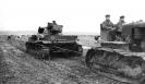 Советский трактор буксирует неисправный германский танк Pz. Kpfw. IV из 2-ой танковой группы Гудериана   (Panzer-Gruppe 2, Guderian) в тыл для ремонта. Брянский фронт, сентябрь 1941 год.